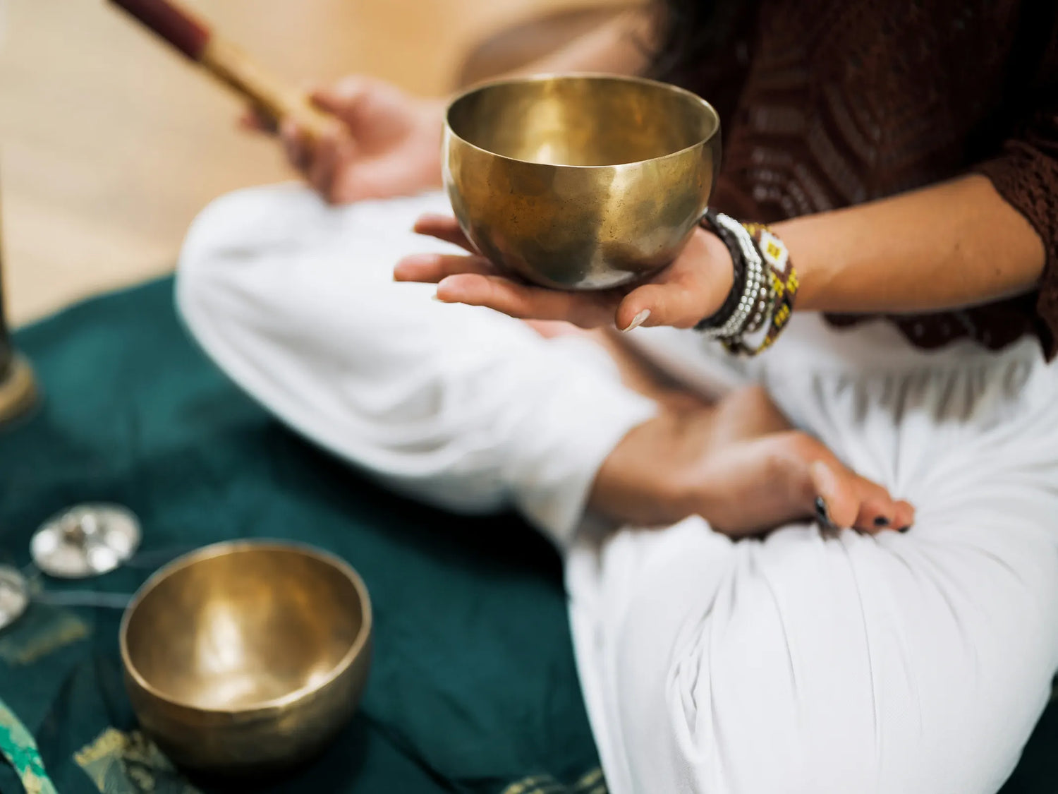 Yoga in den Alltag integrieren — ohne Matte, ohne Stunde